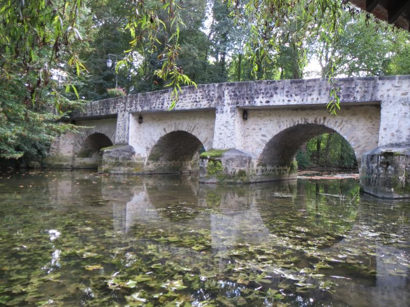 Vieux pont sur l'Yerres dit de la Reine Blanche, Boussy-Saint-Antoine