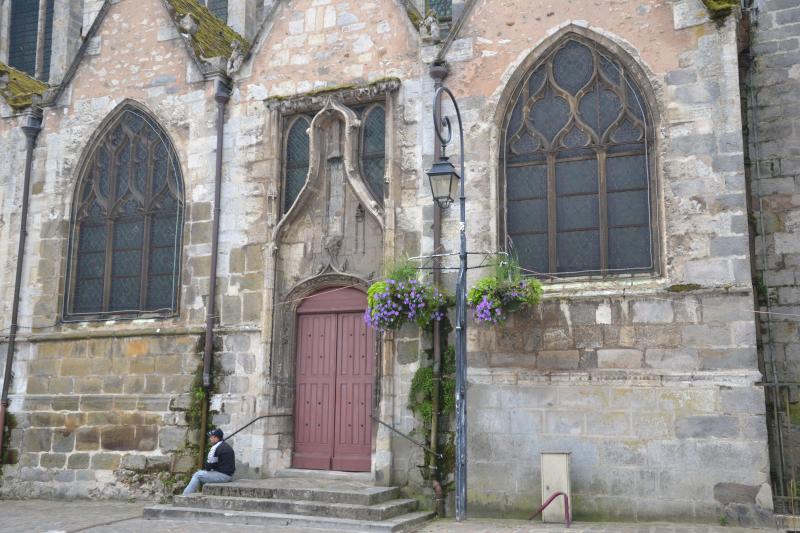 Vieille porte accolée à la façade droite de l'église, Dourdan