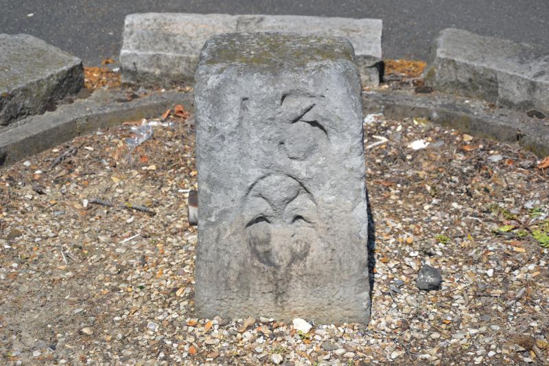 Borne à fleur de lys n° 13