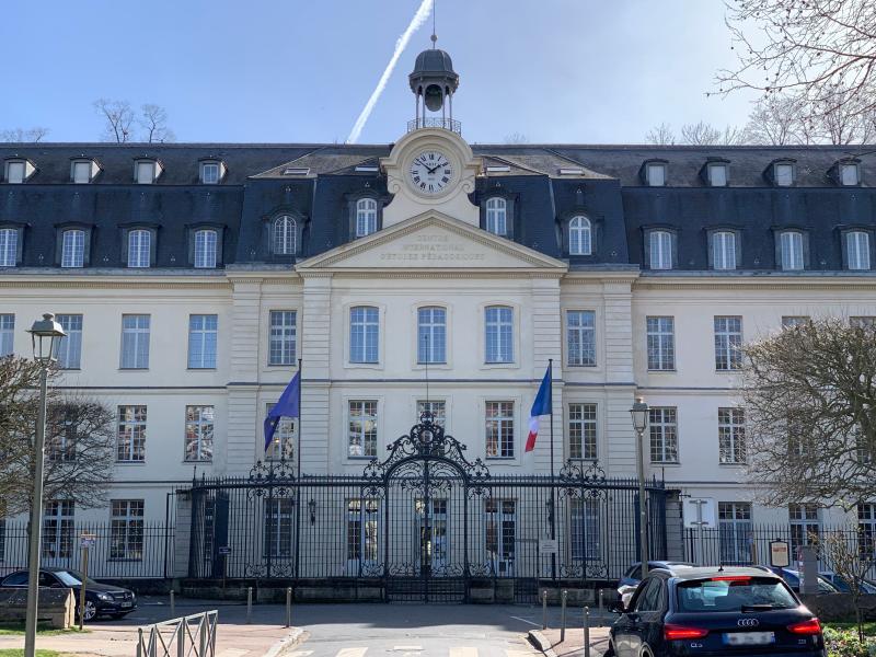 Ancienne Manufacture Royale de Porcelaine, puis école normale supérieure de jeunes filles, actuellement Centre international pédagogique
