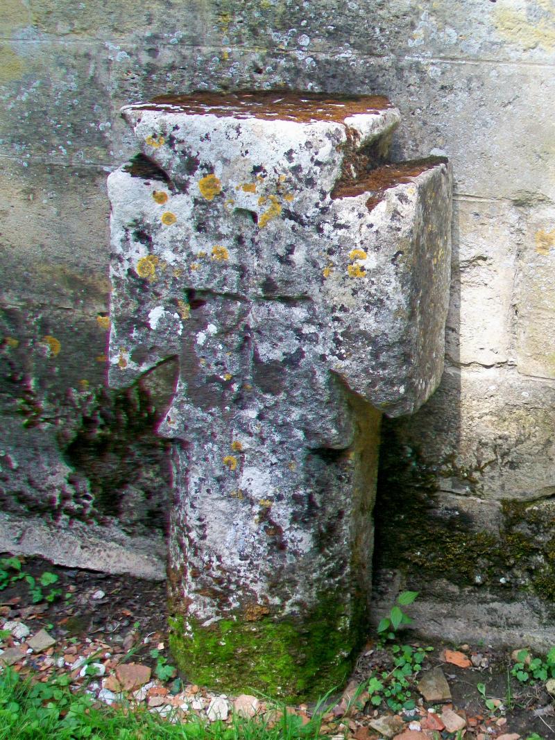Croix de pierre adossée à la nef de l'église, Théméricourt
