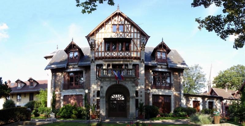 Ancien manoir de Miraville, actuelle mairie, Sarcelles