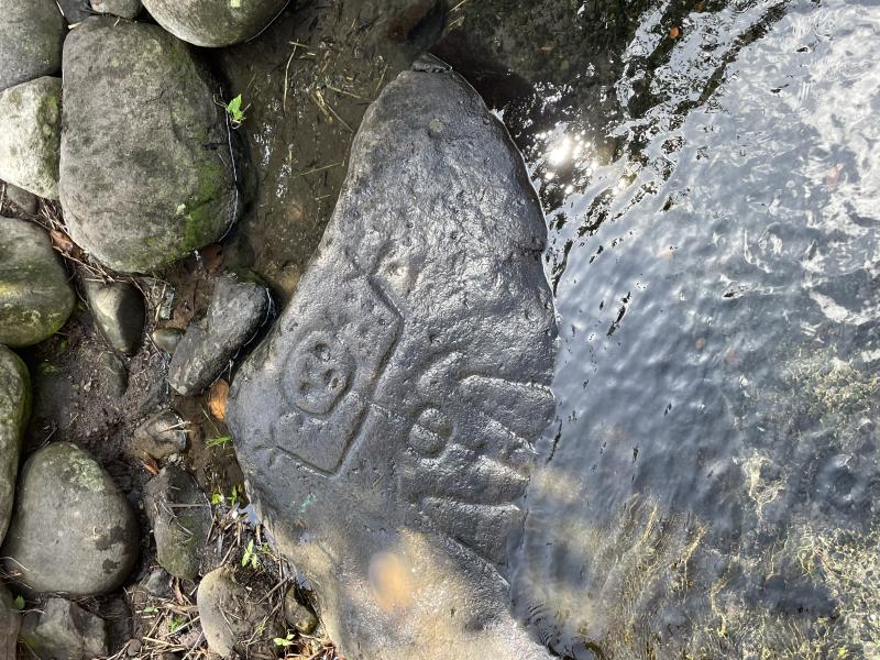 Ensemble de roches gravées et de polissoirs précolombiens situés à l'Anse des Galets