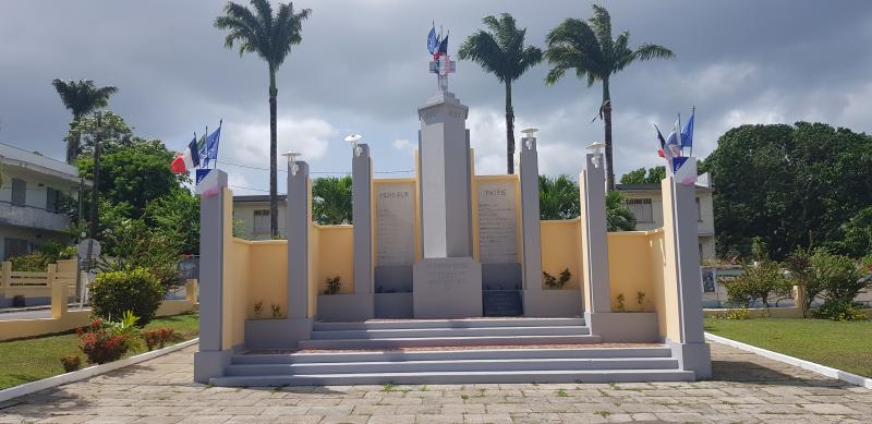 Square et le monument aux morts, Lamentin
