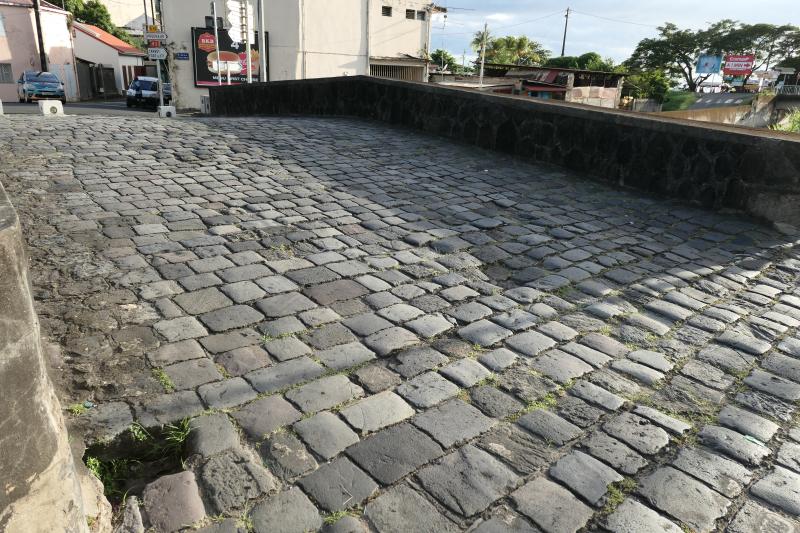 Pont Militaire : piliers, en bordure de la rivière Roxelane, Saint-Pierre