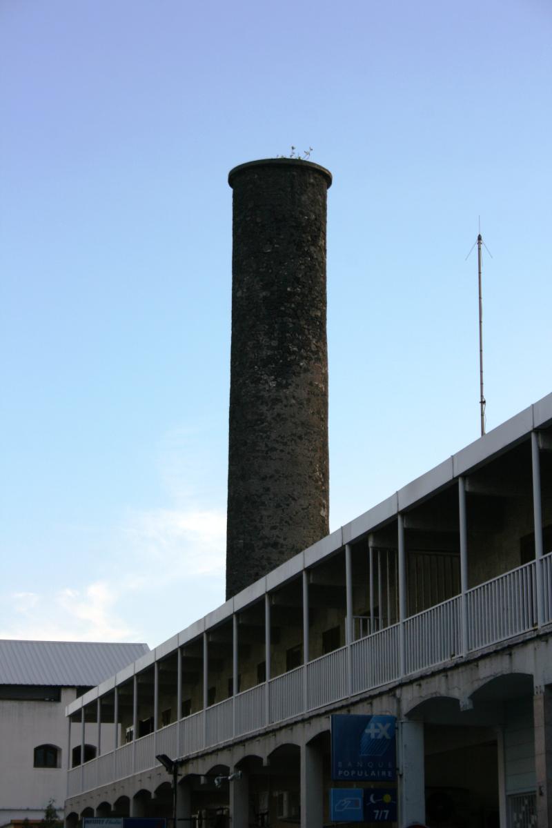 Cheminée dite "Isautier", plus connue sous la dénomination Distillerie Isautier, Saint-Pierre