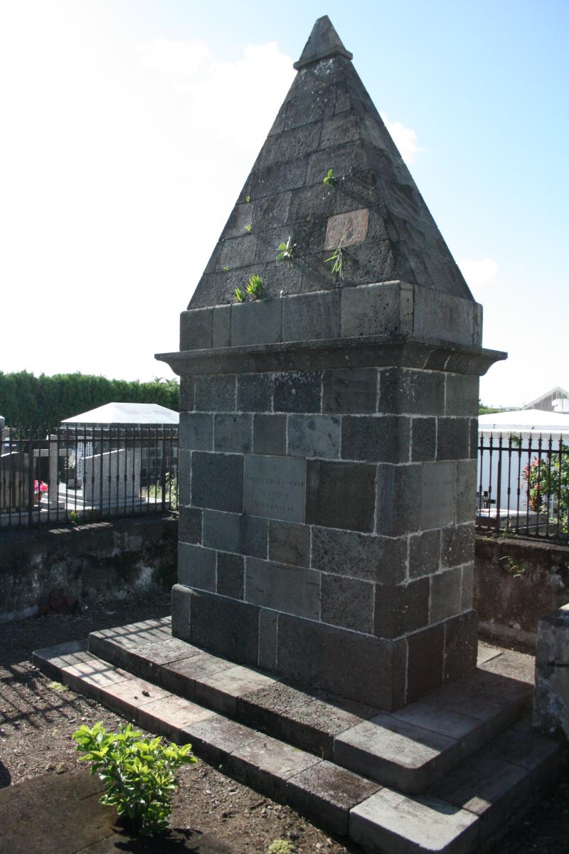 Monument funéraire de Nicole Robinet de la Serve, situé dans le cimetière, Saint-André