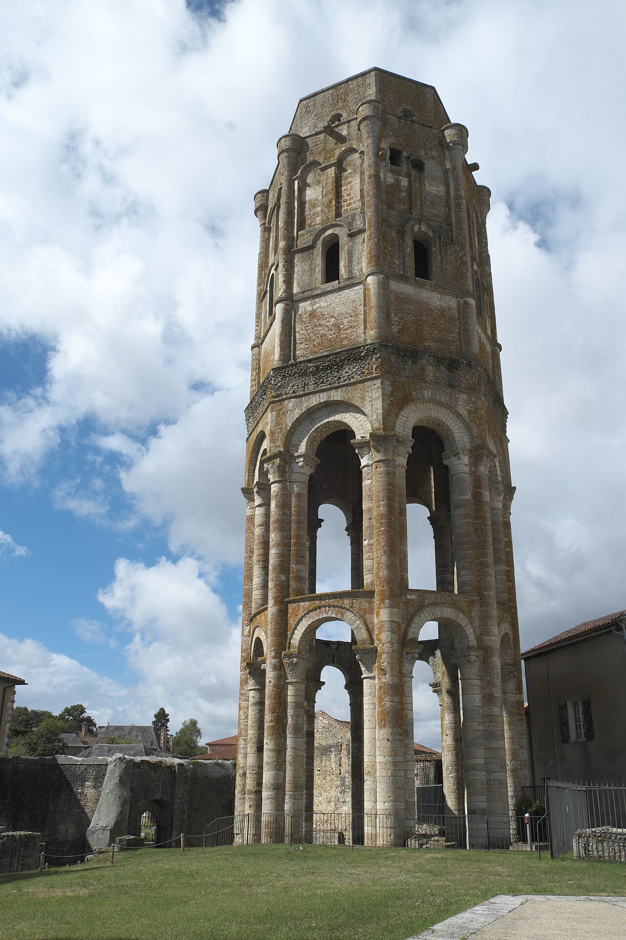 Photo 5 — Charroux, Vienne (86250)
